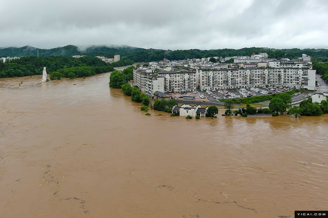 当日17时,江西省水文监测中心继续发布洪水红色预警,提请沿河低洼地区